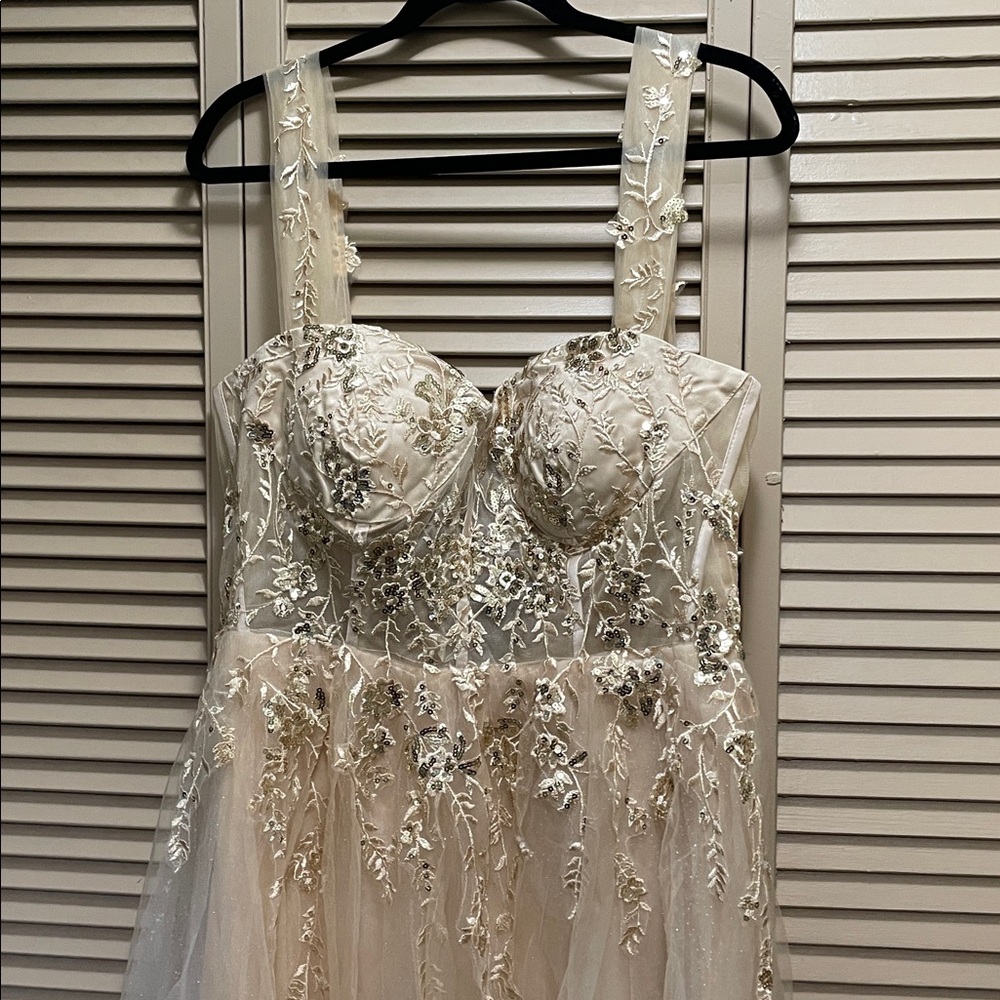 Elegant Cream Gown with Lace Details - Picture 2 of 8